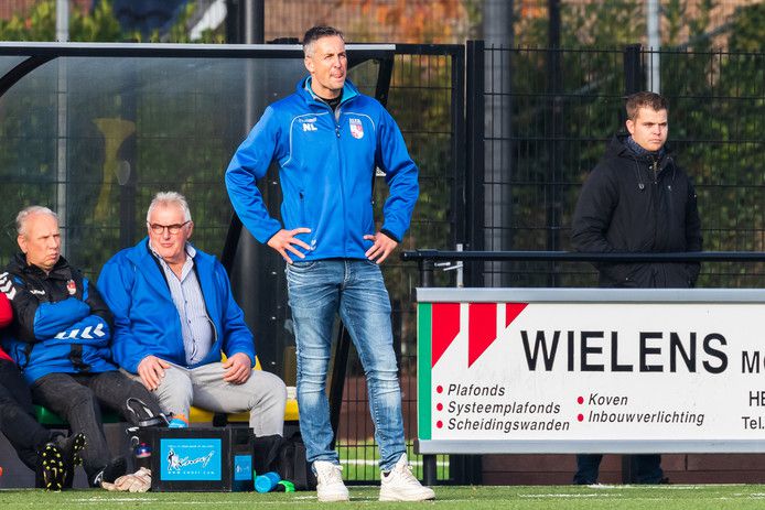 Amateurvoetballer 'scheldt' tegen eigen trainer en krijgt rode kaart