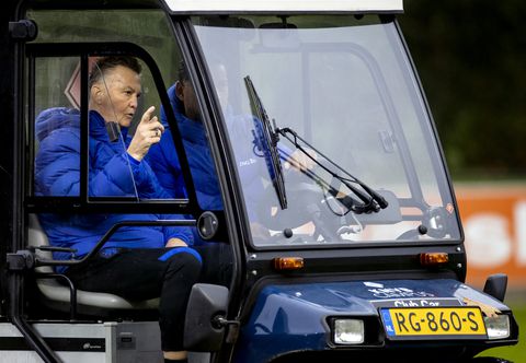 Val met fiets levert Louis van Gaal breukje in heup op: 'Ik heb veel pijn'