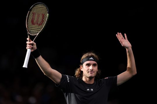 Tsitsipas vloert Moutet en wervelt naar kwartfinale Paris Masters