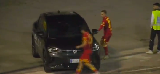 🎥 | Juichen! Voormalig Eindhoven-middenvelder viert goal in auto van de sponsor