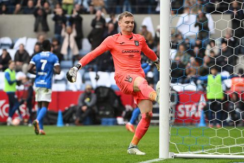 Kijk AZ, zo moet het! Genk maakt 5 doelpunten tegen Bart Verbruggen