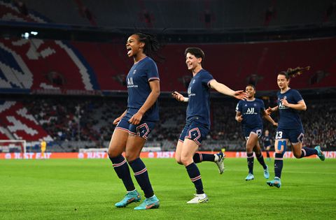 Debuut in Allianz Arena loopt uit op teleurstelling voor voetbalsters Bayern München