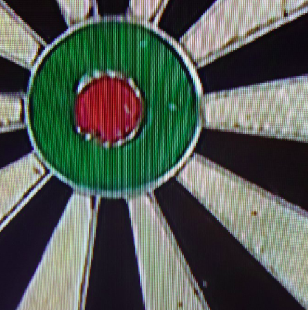 Je had maar 1 taak: WK-dartbord hangt verkeerd, bullseye staat flink scheef! (foto)