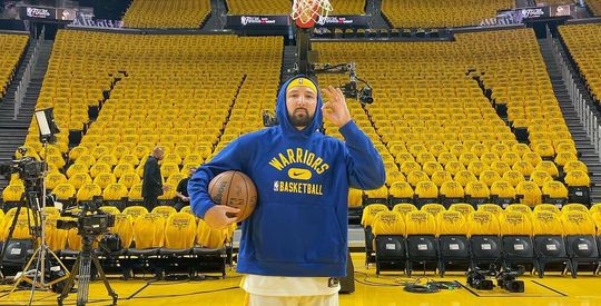 🎥 | YouTuber krijgt stadionverbod voor het leven: 'Maar waande me voor even NBA-speler'