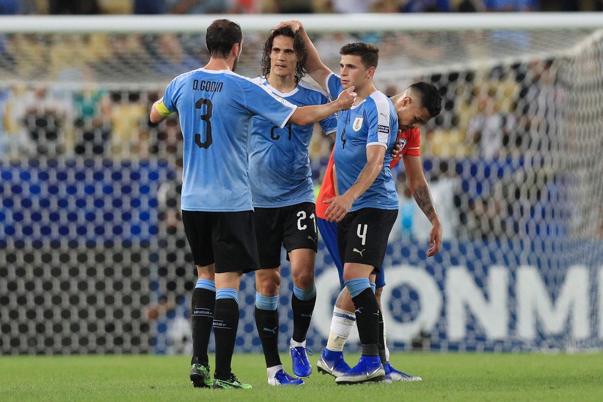 Cavani kopt Uruguay naar groepswinst tegen Chili