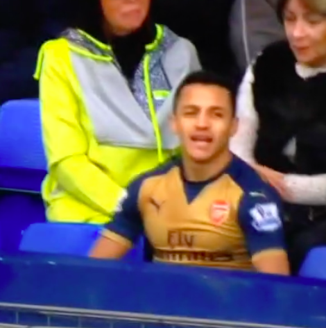 Alexis Sánchez neemt plaats op tribune tijdens wedstrijd (video)