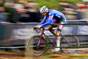 Mathieu van der Poel vliegt naar zege in Besançon: op naar het WK in Hoogerheide