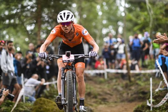 Nederlands trots! Mountainbikester Anne Terpstra wint wereldbekerwedstrijd