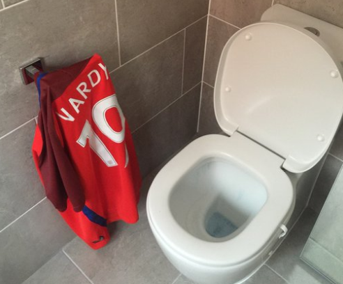 LOL! Leicester-fan gebruikt Vardy-shirt als wc-papier