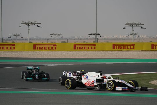 Gridstraf voor Lewis Hamilton? Mercedes-coureur blokkeert ALWEER Mazepin