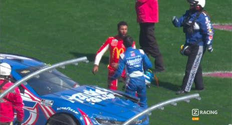 🎥 | Bubba Wallace en Kyle Larson ruziën op en naast de NASCAR-baan