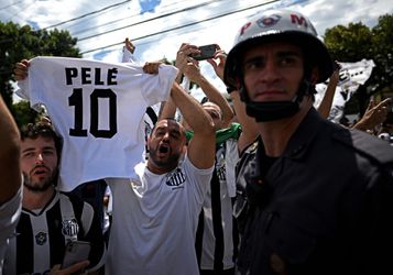 Lichaam van Pelé na indrukwekkende tocht door Santos aangekomen bij laatste rustplaats