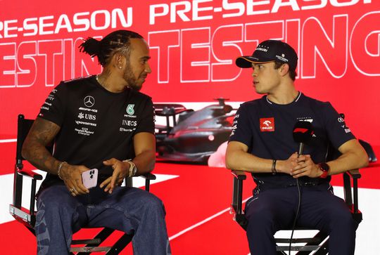 Lewis Hamilton kijkt niet raar op van vertrek Nyck de Vries: 'Dat is hóe Red Bull werkt'