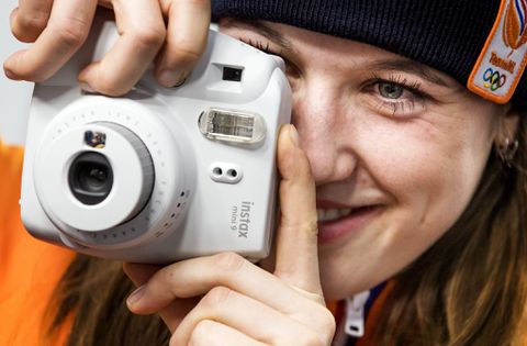 Suzanne Schulting 'oefent' voor Playboy met topless foto in string op strand