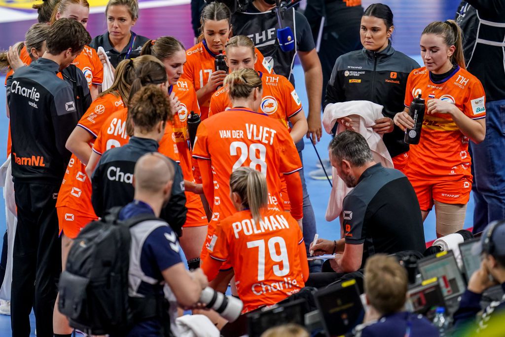 Nederlandse handbalsters kansloos voor halve finales op EK na nipte zege Montenegro