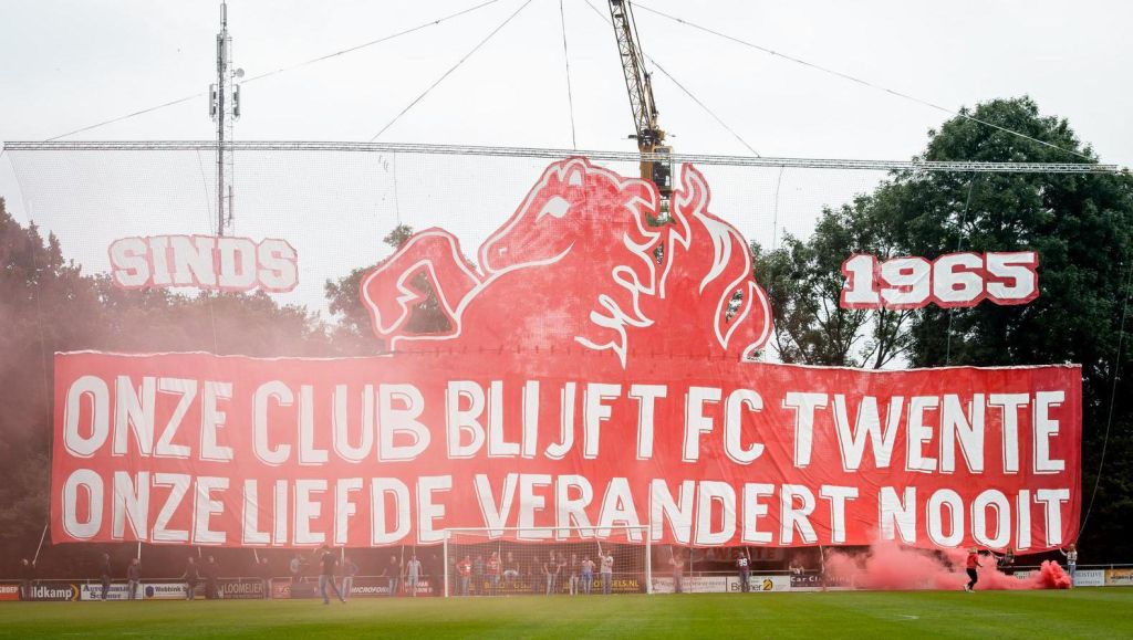 FC Twente verliest van PAOK ondanks prachtige sfeeractie van de fans