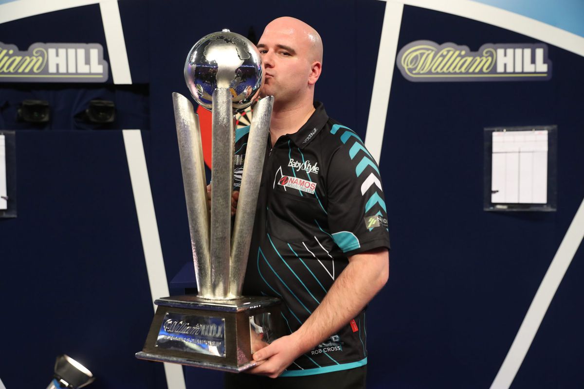 Wereldkampioen darts Rob Cross valt dik in de prijzen bij PDC Awards