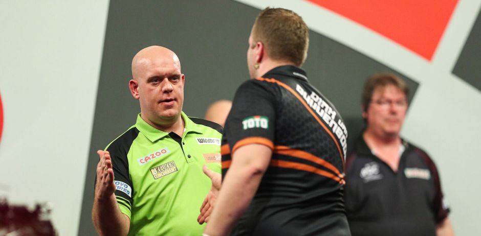 Gekibbel tussen Van Gerwen en Van Duijvenbode over tafeltje: 'Lik m'n reet!'
