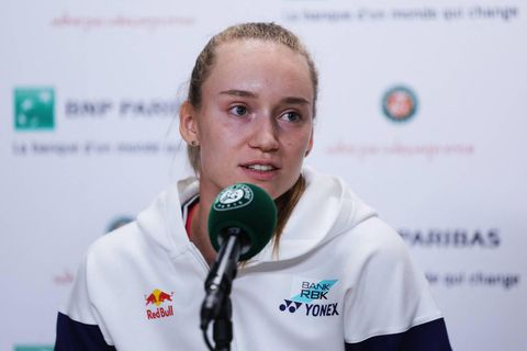 Elena Rybakina trekt zich terug uit 3e ronde Roland Garros: 'Heb het geprobeerd'