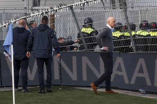 🎥​ | Rellen bij Den Bosch tegen Top Oss: steward ernstig gewond door gesmeten hekwerk