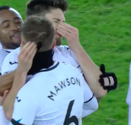 Swansea-verdediger raakt bloederig geblesseerd tijdens vieren voorsprong (video)