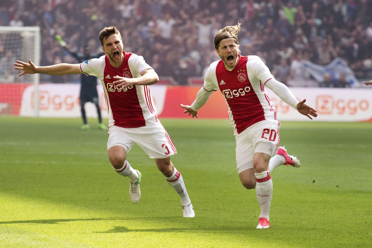 Ajax sloopt Feyenoord en breekt titelstrijd weer open