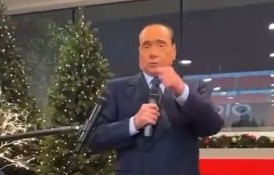 🎥  | Berlusconi houdt kersttoespraak: 'Als we winnen van Milan of Juve dan regel ik bus vol hoeren'