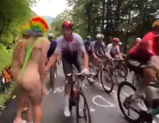🎥🍒 | HUH? Tour de France-renner grabbelt naar ballen van wielerfan in mankini