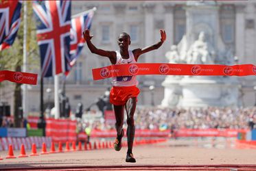Ai! Kipchoge komt net een paar minuten tekort voor wereldrecord marathon in Londen