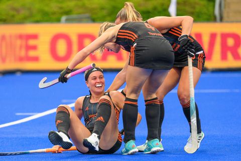 Hockeyvrouwen halen gigantisch uit en pakken met dikke 7-klapper finaleplek op het EK