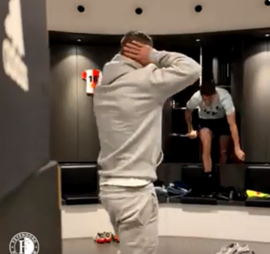 🎥 | Kleedkamerhumor! Feyenoorder Guus Til verstopt zich en laat teamgenoot Bryan Linssen schrikken