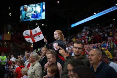 🎥​ | Wat een jonge passie op de tribune! Engeland-Zweden was ook de wedstrijd van dit meisje