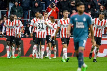 Stand in de Eredivisie na 7 speelrondes: 4 clubs binnen 2 punten van elkaar met PSV als koploper
