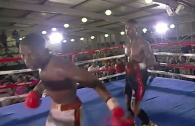 🎥​ | Bizarre beelden: Afrikaanse bokser loopt verkeerde kant op en slaat onzichtbare tegenstander
