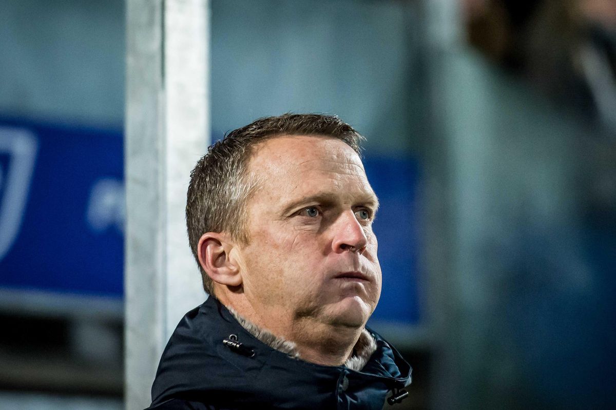 Van den Brom: 'Als team zijn we misschien verder dan Ajax'