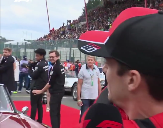 🎥😂 | Charles Leclerc bijna doof door toeterende teamgenoot: 'Oh mijn god, Carlos!'