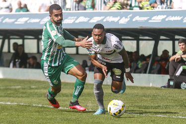 📸 | Feyenoord-nieuweling Igor Paixão geland op Schiphol, fans gaan met hem op de foto