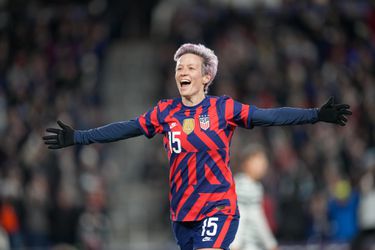 Amerikaanse voetbalsters dwingen eindelijk af dat ze net zo veel geld krijgen als de mannen