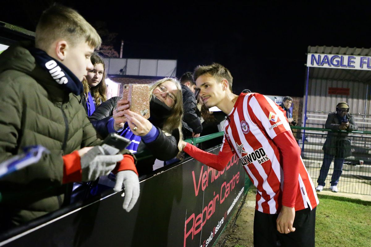 David Beckham strikte Lionel Messi, maar zegt zoonlief vaarwel: Romeo Beckham naar Brentford