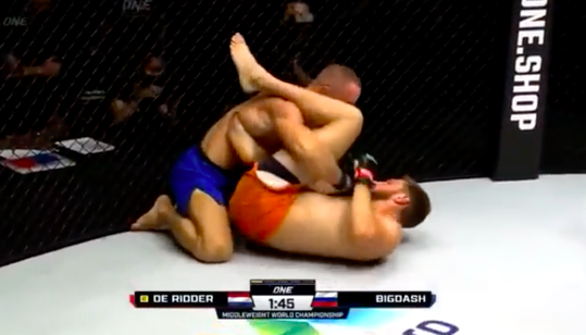 🎥| Terugzien! Zo verdedigde Reinier de Ridder zijn wereldtitel MMA bij ONE