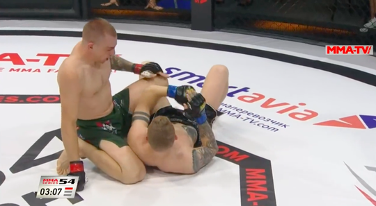 🎥 | KRAK! MMA-vechter Konstantinov wil opponent choken maar breekt EIGEN arm