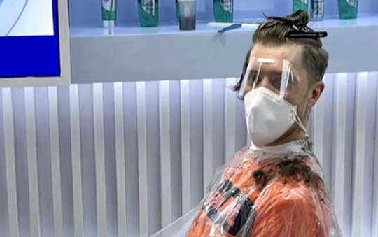 🎥 | Jorrit Bergsma ging in Beijing naar de kapper en heeft nu 'Chinese coupe'