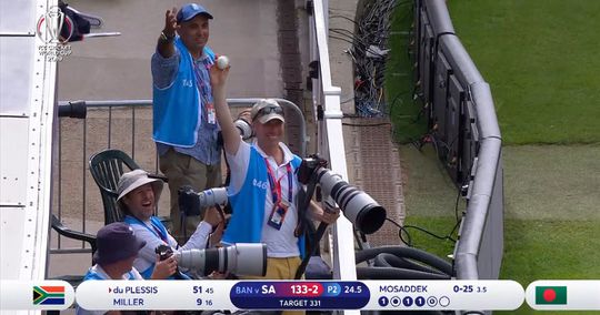 Baas! Fotograaf vangt bij WK cricket bal met één hand terwijl hij camera vast heeft (video)