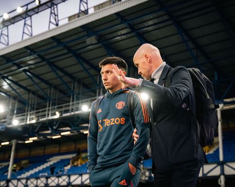 Erik ten Hag en Lisandro Martínez worden opgehemeld in Engelse media: 'Verreweg de beste speler dit seizoen'