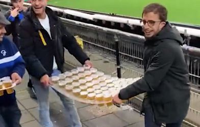 🎥 | 'Bescheiden' bestelling: Graafschap-fans bestellen 54 bier in stadion