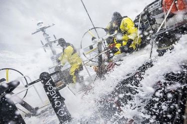 Team Brunel komt lading verloren slippers tegen tijdens Volvo Ocean Race