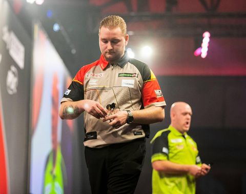 Van den Bergh gaat niet in op voorval met Van Gerwen: 'Moet deze tik op de kin incasseren'