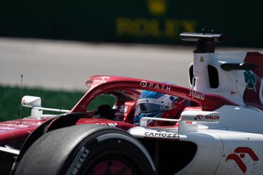 🎥​ | Valtteri Bottas viert 112e verjaardag Alfa Romeo met Formule 1-ritje door Milaan