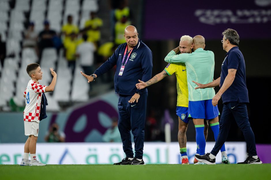 📸 | Zoontje van Ivan Perisic troostte Neymar na uitschakeling Brazilië