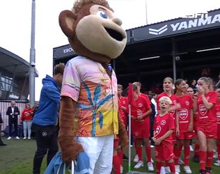 🎥😂 | Geweldig! Mascotte 'Ally de Aap' van Almere City verkleedt zich als Hans Kraay Jr.